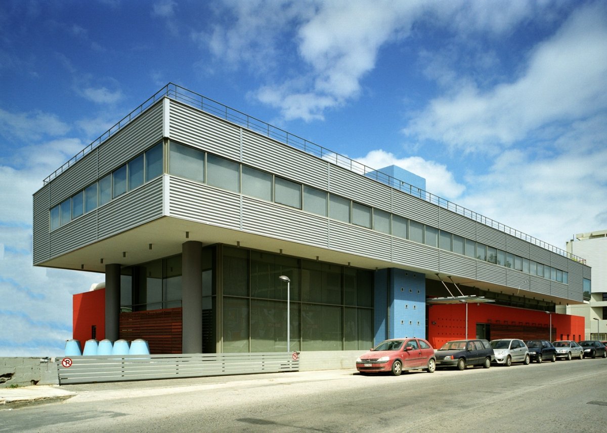 Κτίριο εκθεσιακών χώρων και γραφείων με εμφανή υλικά κατασκευής